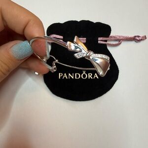 Pandora bracelet Bow Bangle
Sterling Silver Bow Bangle - 597242CZ